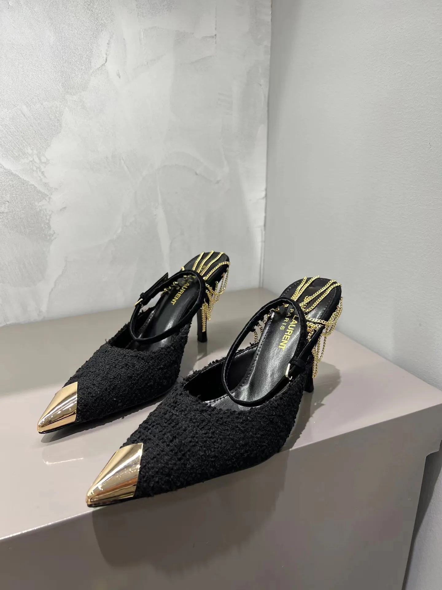 👟👟Ex-factory price 480👟👟 YSL Saint Laurent's new beautiful chain metal pointed-toe high heels. Original purchase. Really a stunner for women. Material: Customized woolen/imported Yangjing upper, original hardware molding, foot pad sheepskin, Italian genuine leather outsole. Heel height: 9cm. Available in two colors: silver chain and gold chain. Sizes: 35–39 (40 is custom-made and non-refundable)